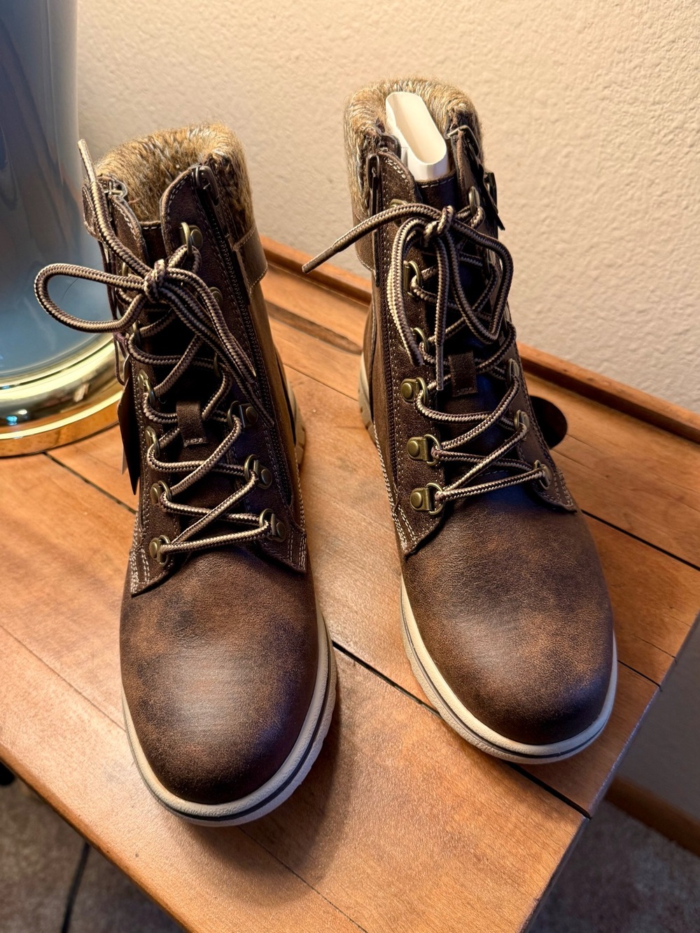 Cliff Hearty brown women’s lace up boots by White Mountain. Size 8W new